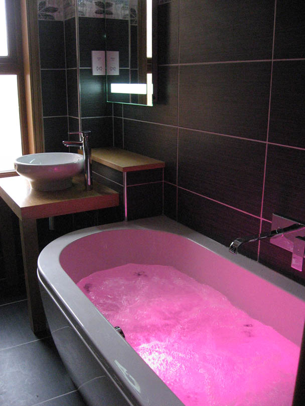 Peedie Hoose Family bathroom/twin room ensuite jacuzzi bath